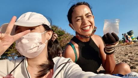 Redam Depresi akibat Corona, Wanita di Bali Ini Lakukan Aksi Bersih-bersih Pantai