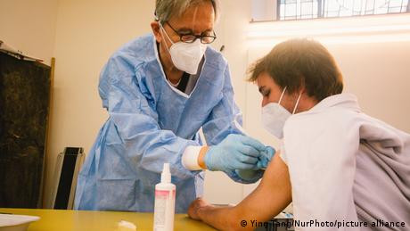 WHO: Vaksinasi Bukan 'Solusi Ajaib' Tangani COVID-19