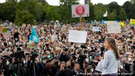Aktivis Perlindungan Iklim Sedunia Kembali Turun ke Jalan
