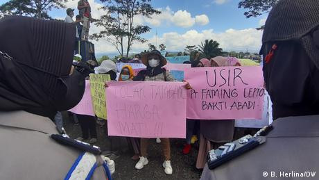 Gerakan Perempuan Desa Pasar Seluma Tolak Tambang Pasir Besi di Bengkulu