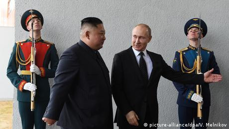 Kim Jong Un dan Vladimir Putin Berejabat Tangan di Vladivostok
