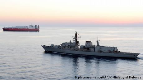 Inggris Sebut Iran Coba Hentikan Tanker Komersialnya di Selat Hormuz