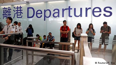 Masa Depan Suram, Warga Hong Kong Pertimbangkan Emigrasi