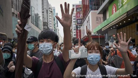 Cina Dibanjiri Kritik Soal Hong Kong